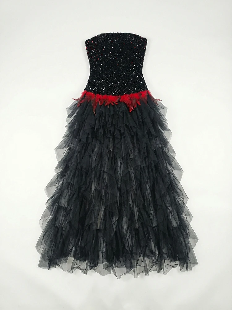 Vestido Maxi Bustier Preto com Lantejoulas e Detalhes em Plumas Vermelhas, Vestido de Festa Gótico Elegante com Saia de Tule em Camadas, Vestido Formal de Noite