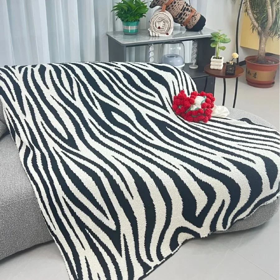 Ins Style Cartoon Blanket Half Velvet Throw Skin Friendly Warm Blanket Office Nap Shawl Living Room Decor Cover