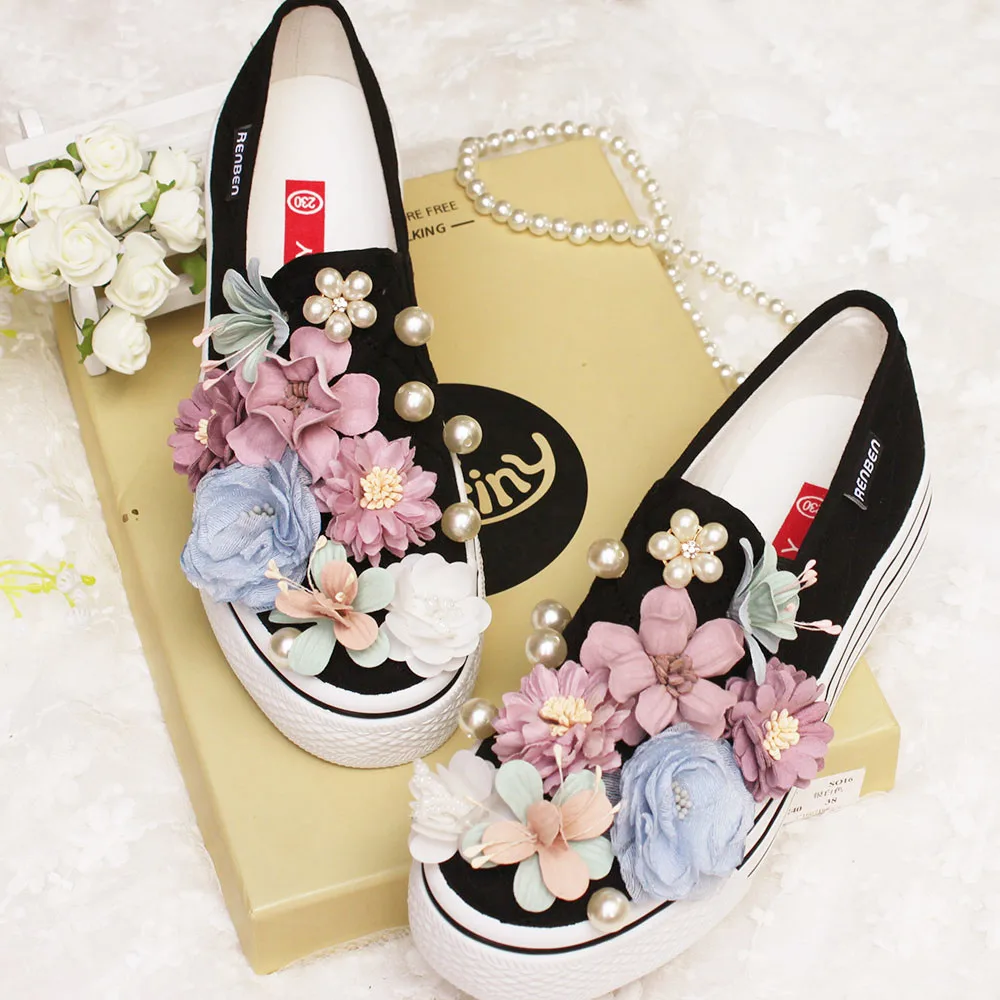 Spring and Autumn new women black and white Hand-made Flower one-legged Canvas Shoes Trendy Fashionable Couple Shoes