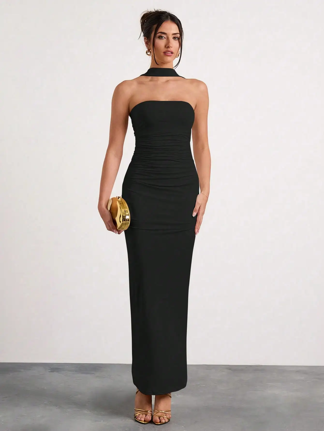 

Черное плиссированное макси-платье без бретелек с завязками на шее для вечерних мероприятий и торжественных случаев
