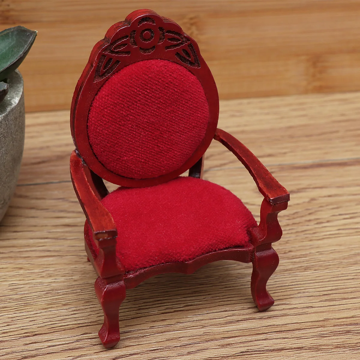 彫刻されたローズウッド椅子ミニ木製ドールハウスリビングルームの装飾子供細かい職人技ミニハウス家具