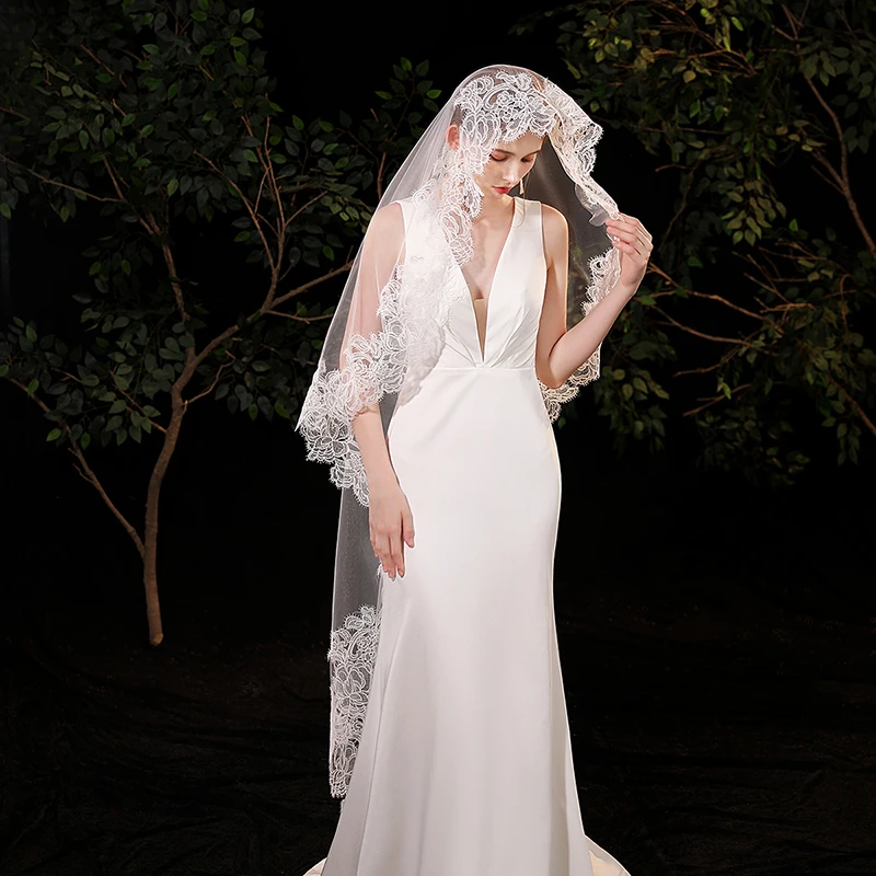 A white and elegant bridal veil, suitable for women's weddings with a floor level veil (excluding earrings)