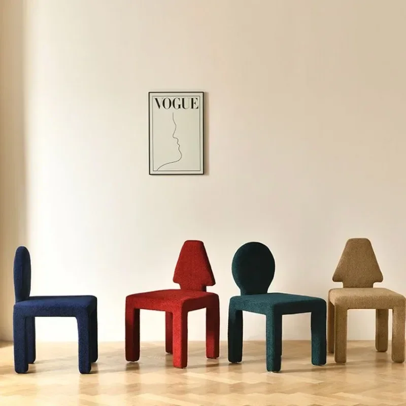 كرسي طعام أسود على شكل خاص لمشاهير الإنترنت من الشمال الإبداعي