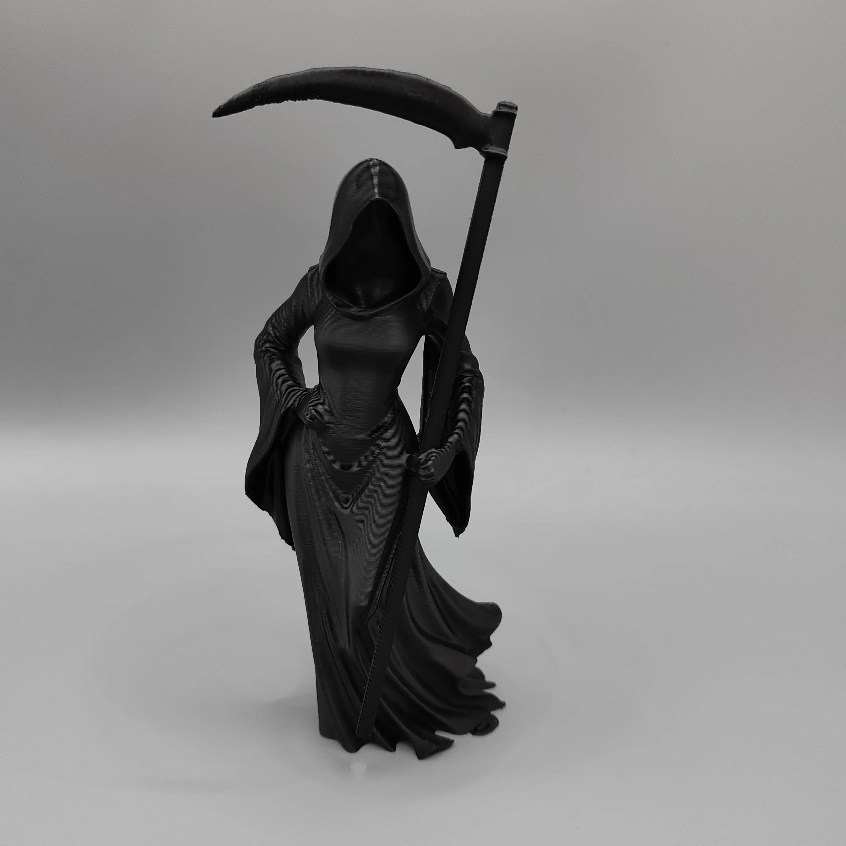 3D Printed Faceless Reaper Witch Figurine with Detachable Scythe, Graveyard Gothic Dark Atmosphere Decor, Non-Electronic Hallowe