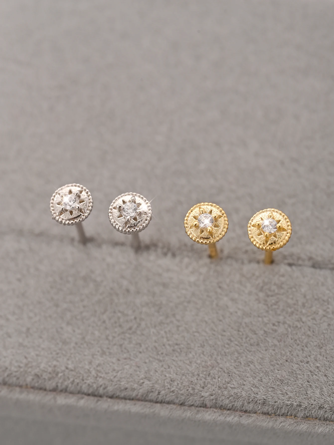 Set aus 925er-Sterlingsilber mit runden Zirkon-Ohrringen für Damen, mit einem Nischendesign und einfachem, aber modischem Temperament, wie ein J