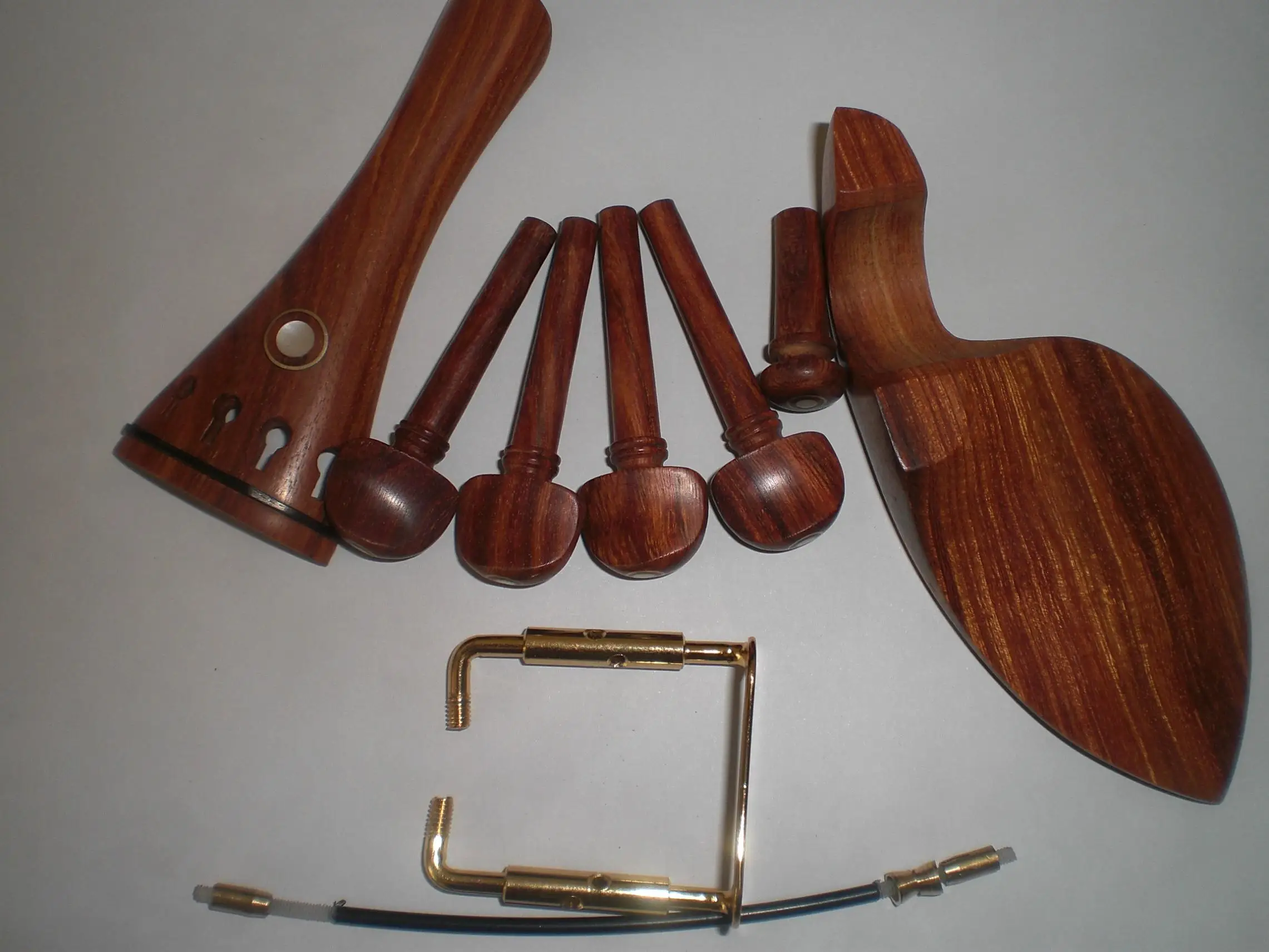 1 Set Rose Wood Violin Fitting with Chin Rest Clamp and Nylon Tail Gut 4/4 Size