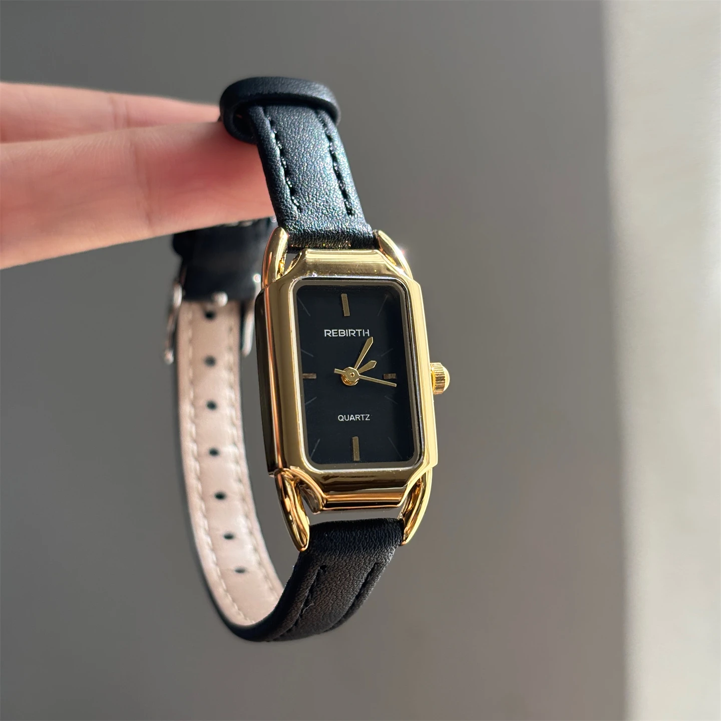 Reloj cuadrado negro de cuatro caras con sentido de diseño, reloj de mujer con cinturón versátil e informal con temperamento a la moda para mujer