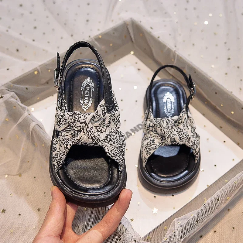 أحذية الأميرة للفتيات أحذية أنيقة بنعل ناعم للأطفال أحذية الشاطئ بأصابع مفتوحة كاجوال لصيف 2025 صنادل أطفال جديدة غير قابلة للانزلاق أنيقة حلوة #3