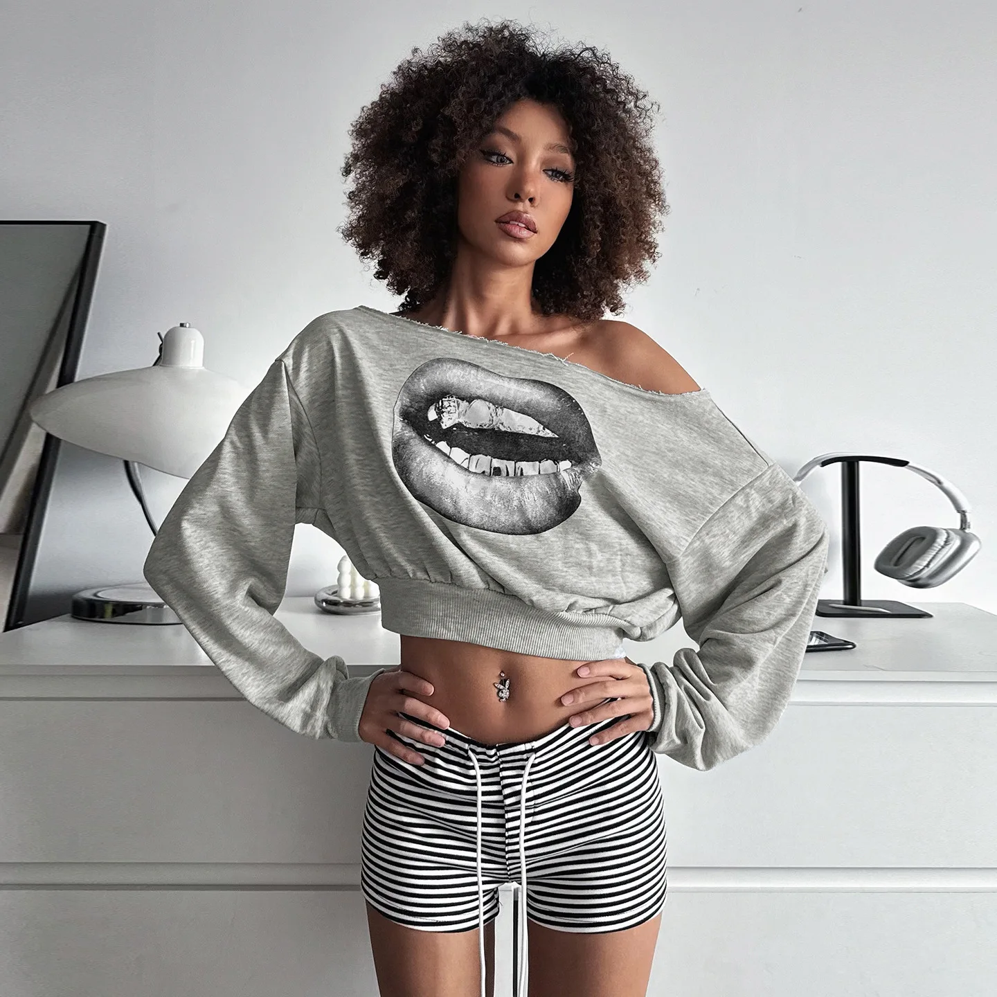 립 프린트 슬로핑 숄더 루즈 캐주얼 스웨트셔츠 2025 가을 배색 긴팔 크롭탑 파티 클럽 스트리트웨어