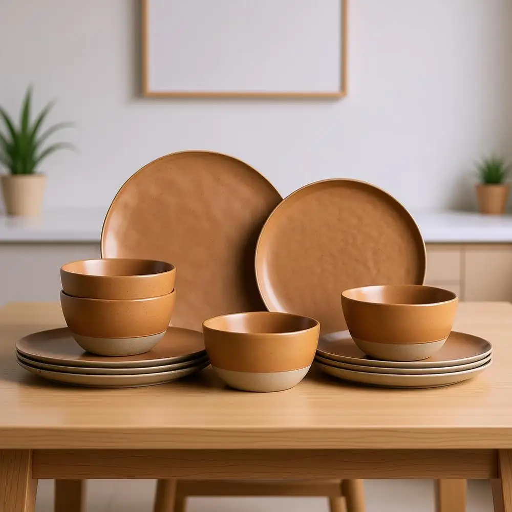 

Набор посуды из 12 предметов: тарелки и миски ручной работы с реактивной глазурью и 10% переработанной керамики (коричнево-красный)