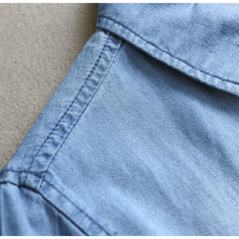 ชุดเดรสยีนส์สีทึบลําลองผู้หญิงกระดุมแถวเดียวออกแบบกระเป๋าสมมาตรสายรัดกระชับสัดส่วนชุดเสื้อเชิ้ตอเนกประสงค์