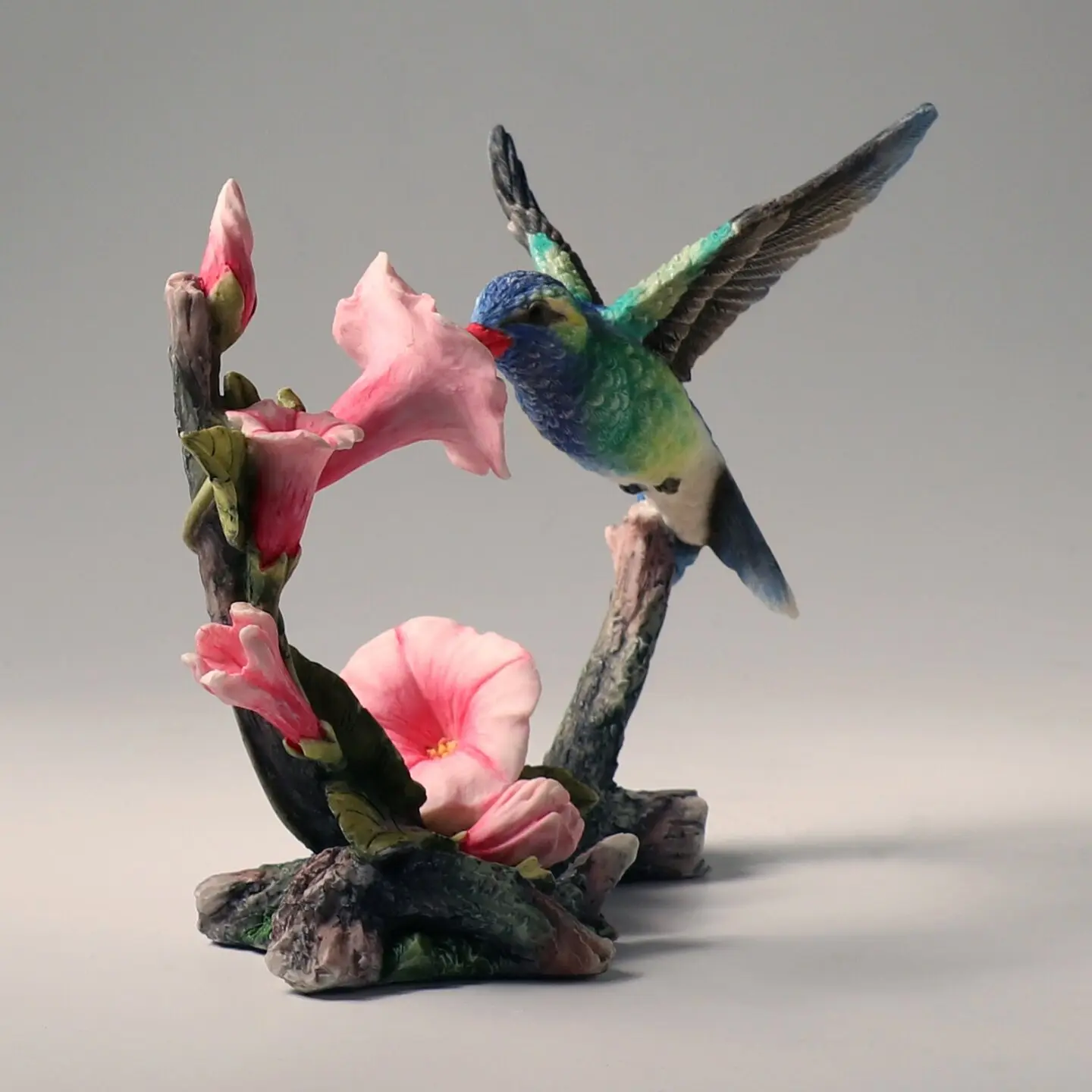 Hummingbird Figurine Resin Statue Colorful Bird with Pink Flower Sculpture Home Desktop Ornament Living Room Cabinet Decoration