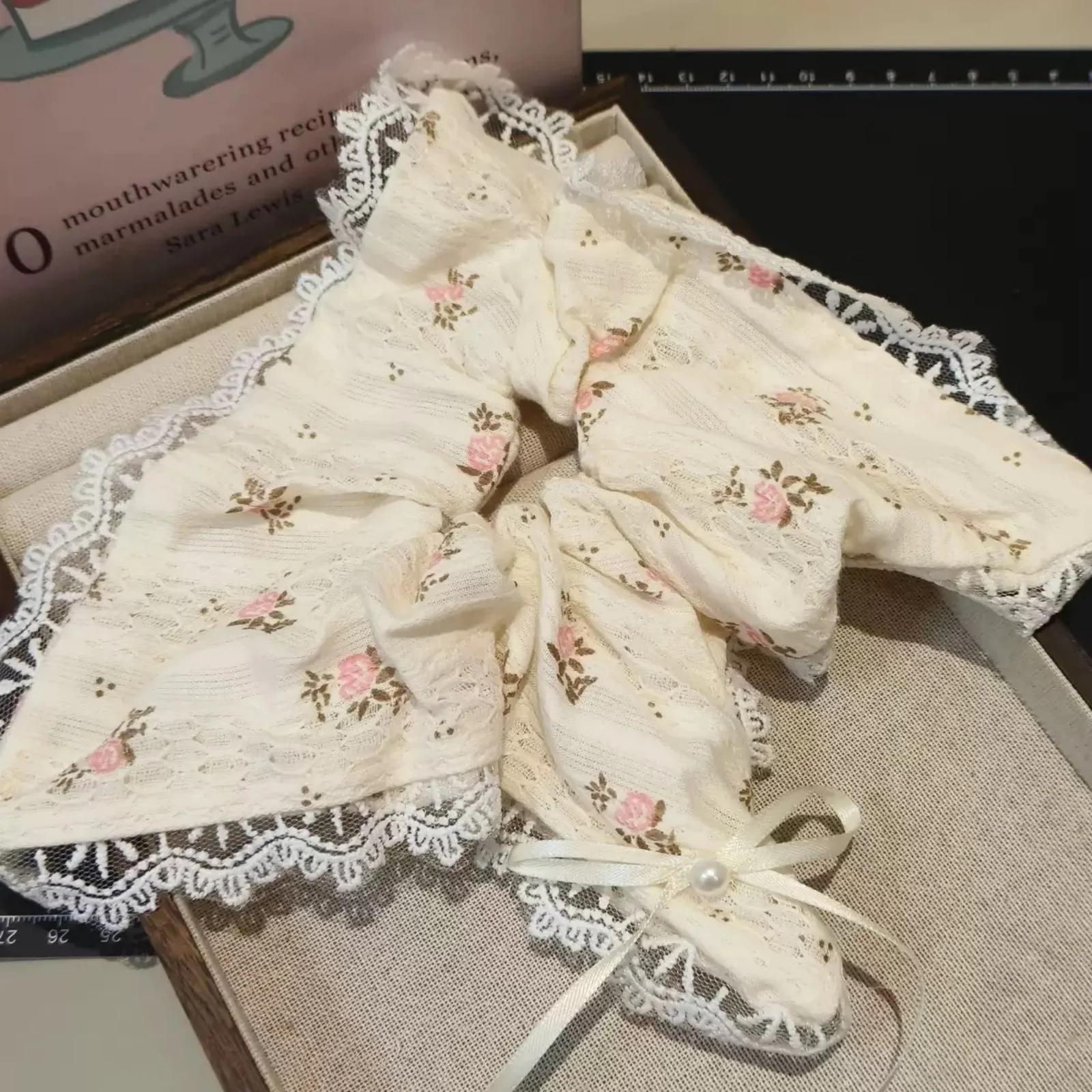 

1PC Vintage Floral Lace Scrunchie For Women Cream Ditsy Rose Hair Tie With Pearl Bow Decor Romantic Hair Accessory For Spring