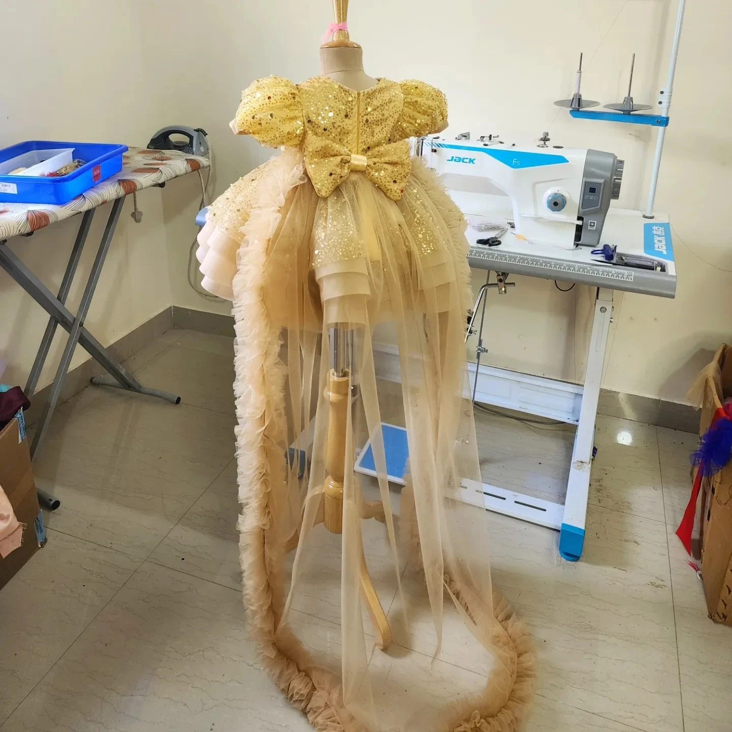 カスタマイズされたロイヤルブルーフラワーガールドレス結婚式用ベビーレイヤードビーズチュールスパンコール真珠子供の誕生日パーティー幼児ガウン