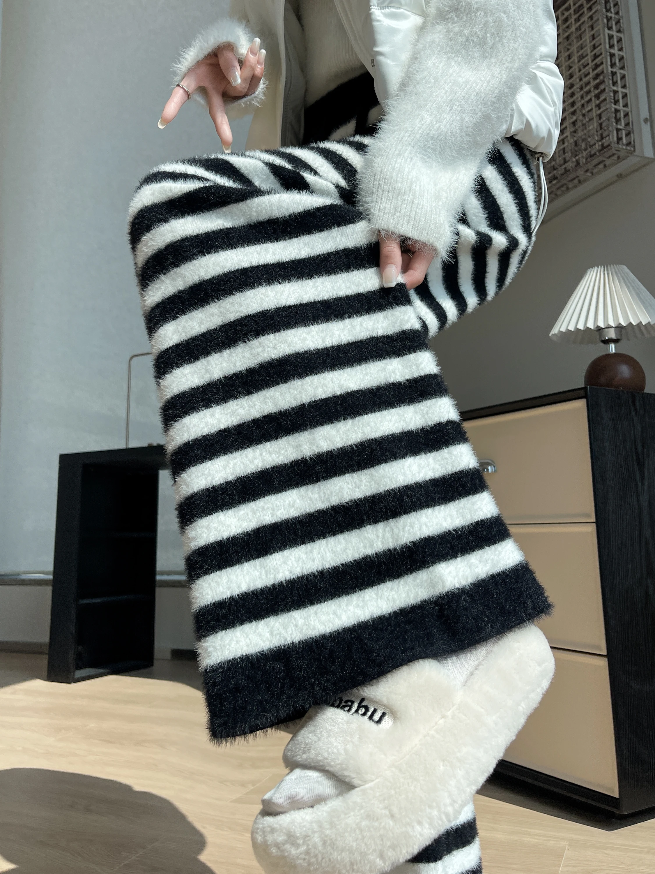 กางเกงขายาวทรงกระบอกเอวสูงผ้ากำมะหยี่ถักนิตติ้งสำหรับผู้หญิง รุ่นใหม่ประจำฤดูใบไม้ร่วงและฤดูหนาว ทรงหลวมยาวคลุมเท้า สไตล์ลำลอง