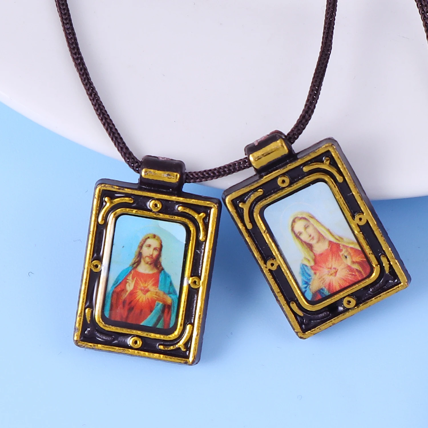 2Set Various Shapes Catholic Necklaces Simple Rope Chain With Virgin Jesus Photo Plastic Pendant Random Pattern Cross Pendant