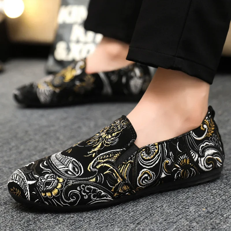 

2024 men's popular bean shoes one foot lazy shoes versatile breathable casual driving cloth shoes Street style flower patterns