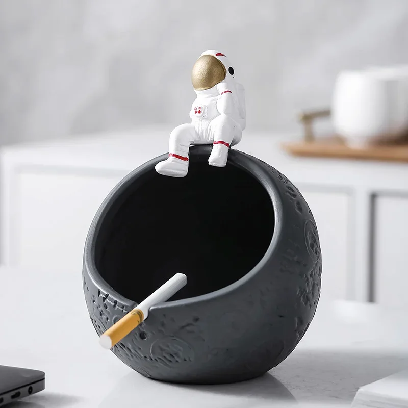 Astronaut Statue Ceramic Ashtray High Temperature Resistant Office Desktop Decoration Ash Storage Jar Cosmonaut Ashtrays Morden