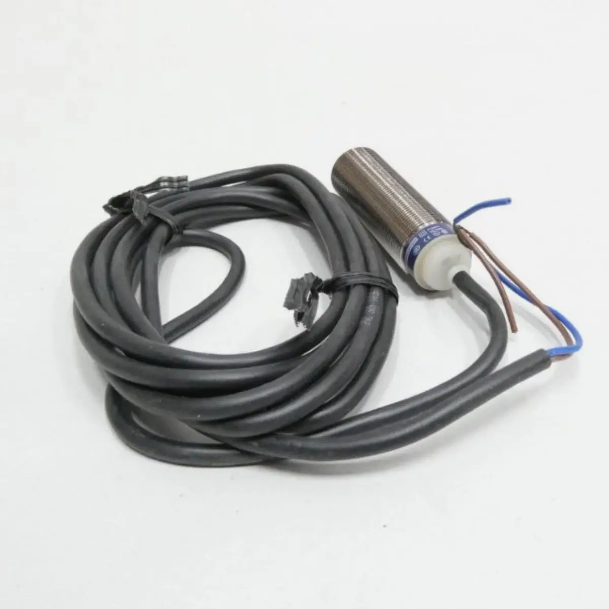 

Индуктивные датчики приближения XS518B1MAL2, индуктивный датчик XS5 M18, L62мм, латунь, Sn5мм, 24...240В переменного/постоянного тока, кабель 2 м