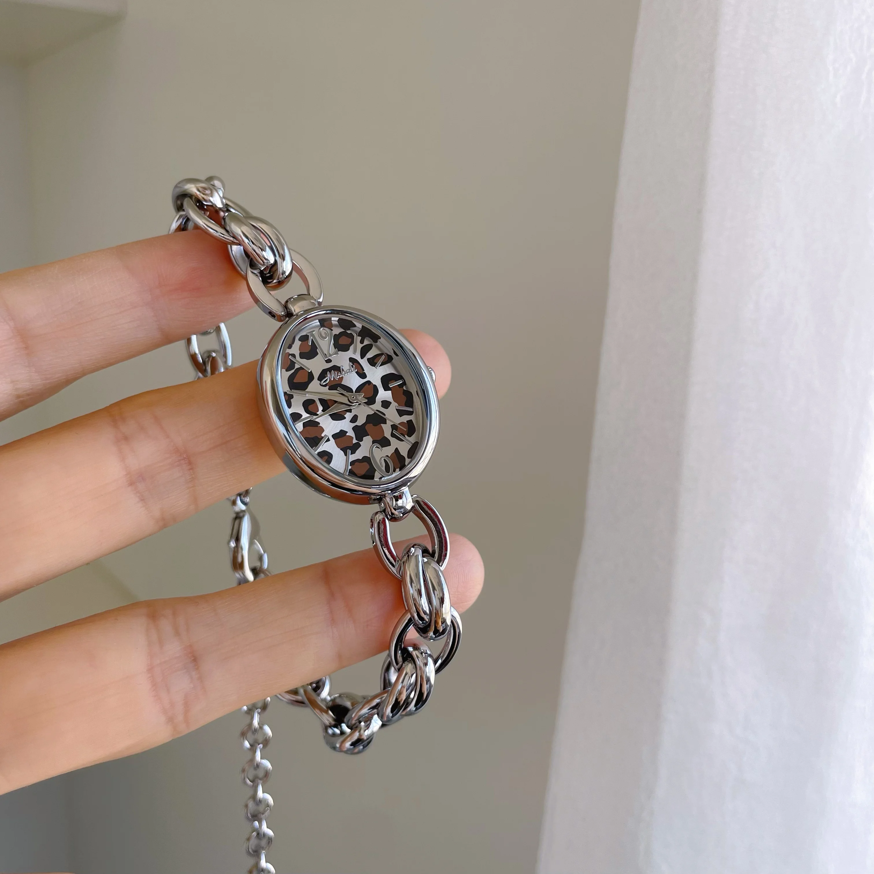 New High-End Leopard Print Oval Dial Bracelet Watch For Women, Exquisite Quartz Watch, 2026 New Style, Women'S Gift.