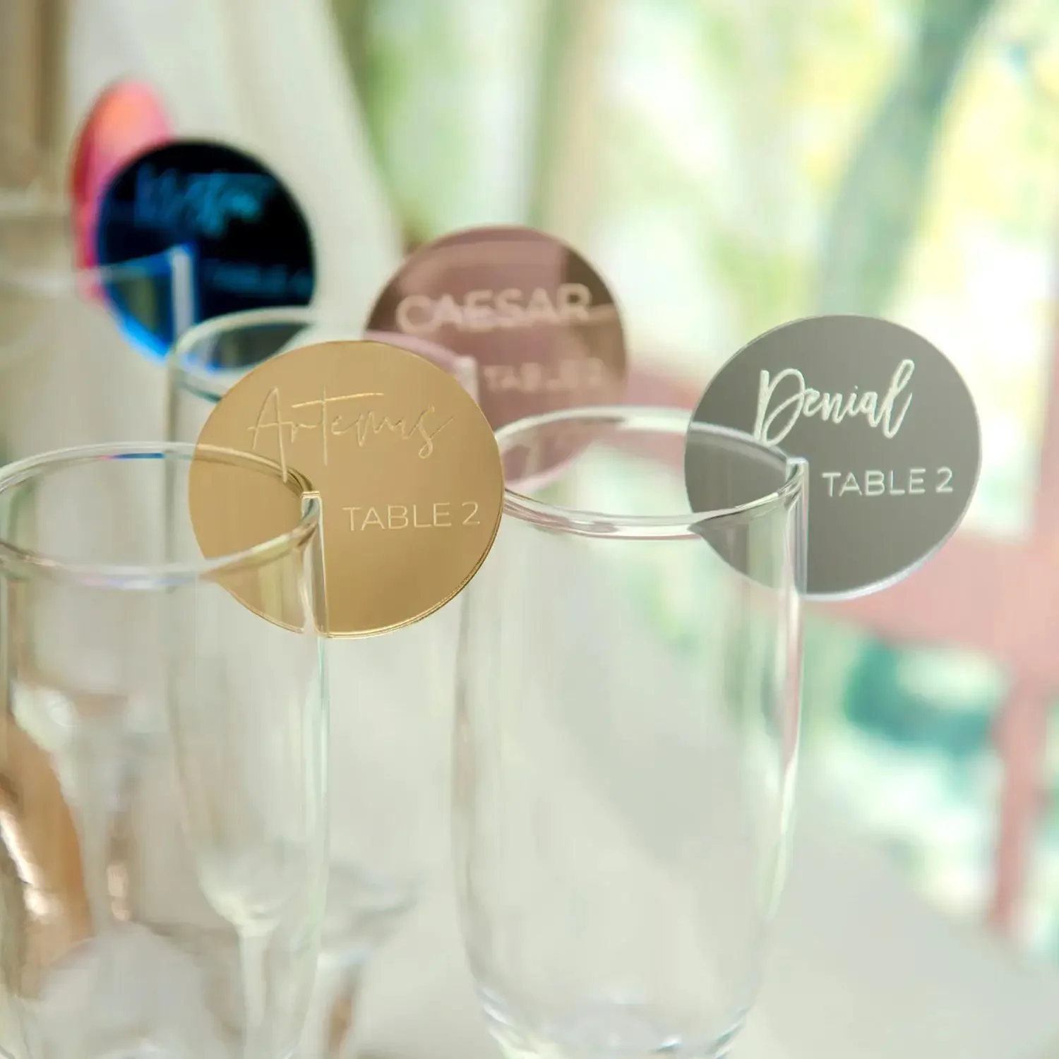 

Wedding decorations acrylic table cards wine glass inserts can be customized name and date for the wedding table decoration