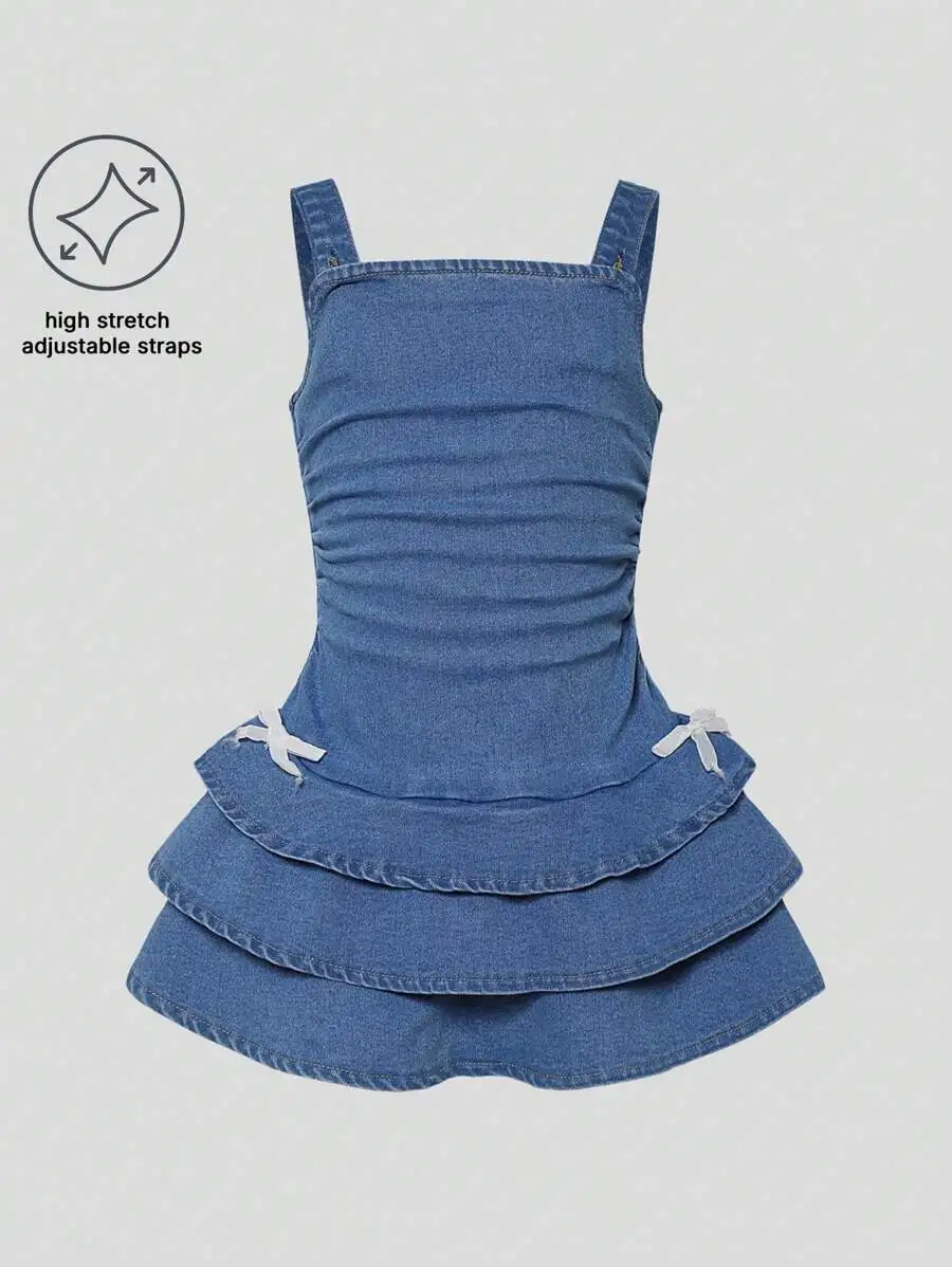 

Джинсовое платье с высокой эластичностью, многослойной отделкой, регулируемыми бретелями и бантом