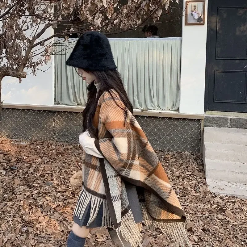 

Striped plaid shawl paired with tassel knit cape for autumn outdoor oversized bat shirt exuding sense temperament and atmosphere