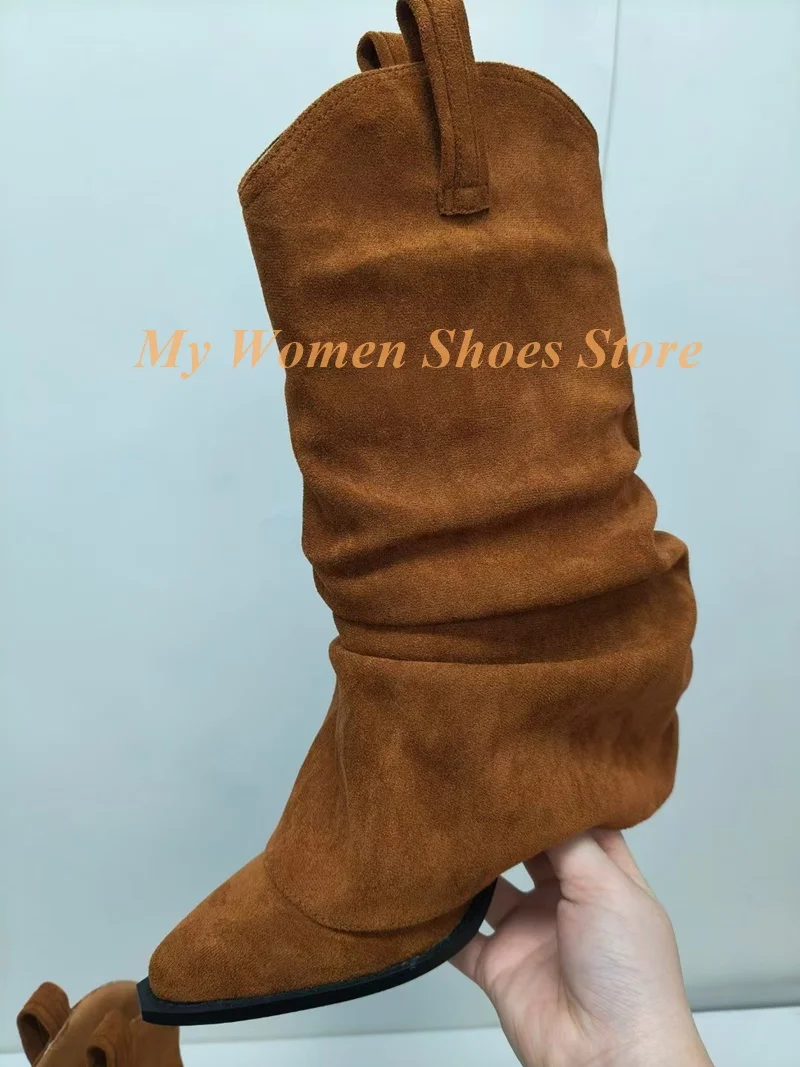 

Плиссированные замшевые сапоги до колена без шнуровки, пикантные туфли с острым носком на низком каблуке, коричневые модные 2026, зима-осень, женские модельные туфли с напуском стиля