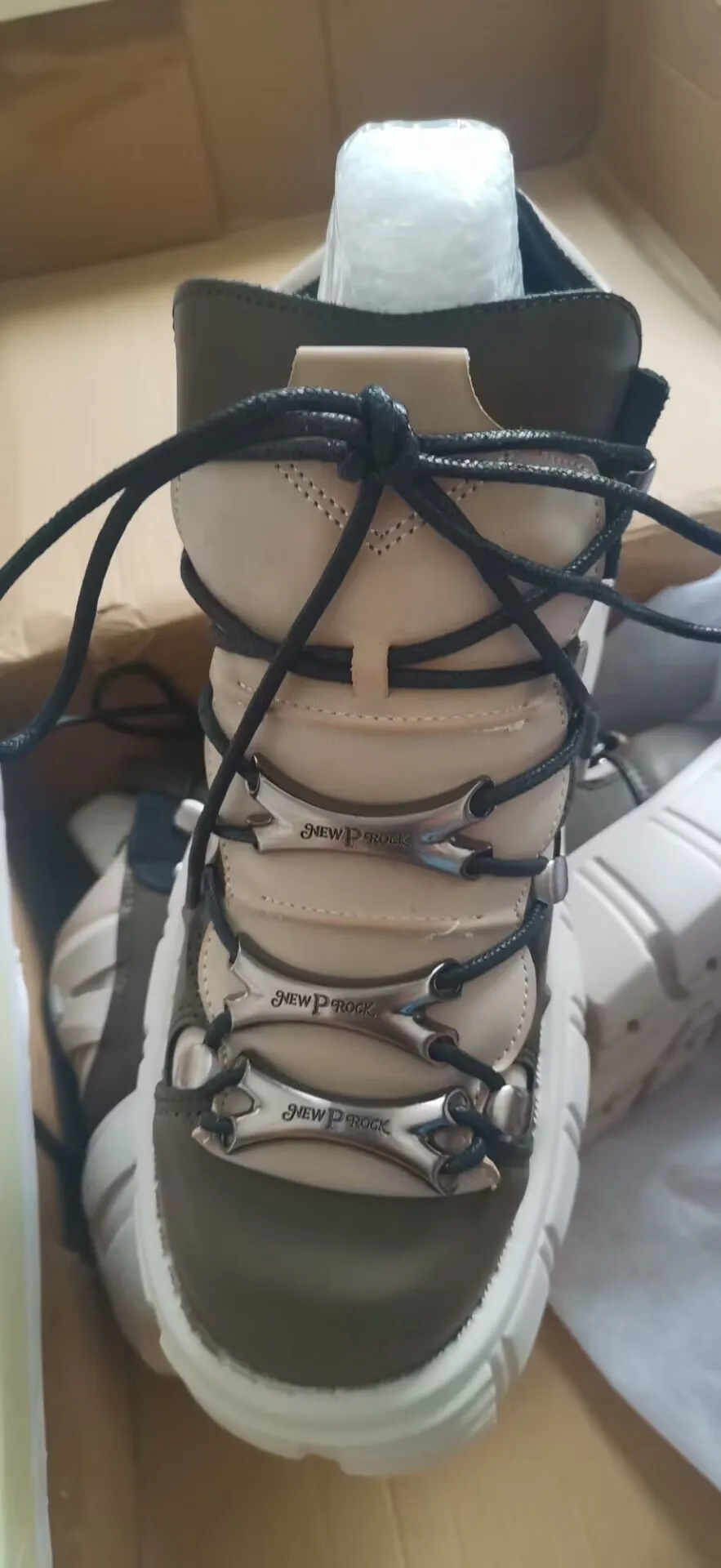 Prawdziwa skóra hiszpańska punkowa małe skórzane 2024 wiosna i jesień nowa uliczna zatrzask Retro Rock damskie metalowe buty na platformie