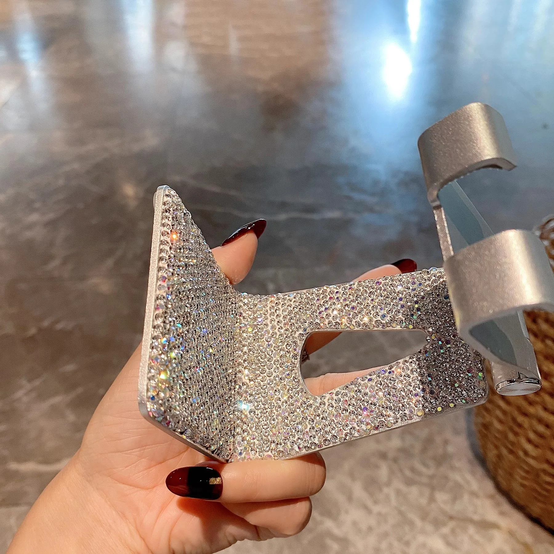 Bling Rhinestone Mobile Phone Holder Foldable Cell Phone Holder for IPhone Phone Metal Stand Desk Live Office Learn Tool