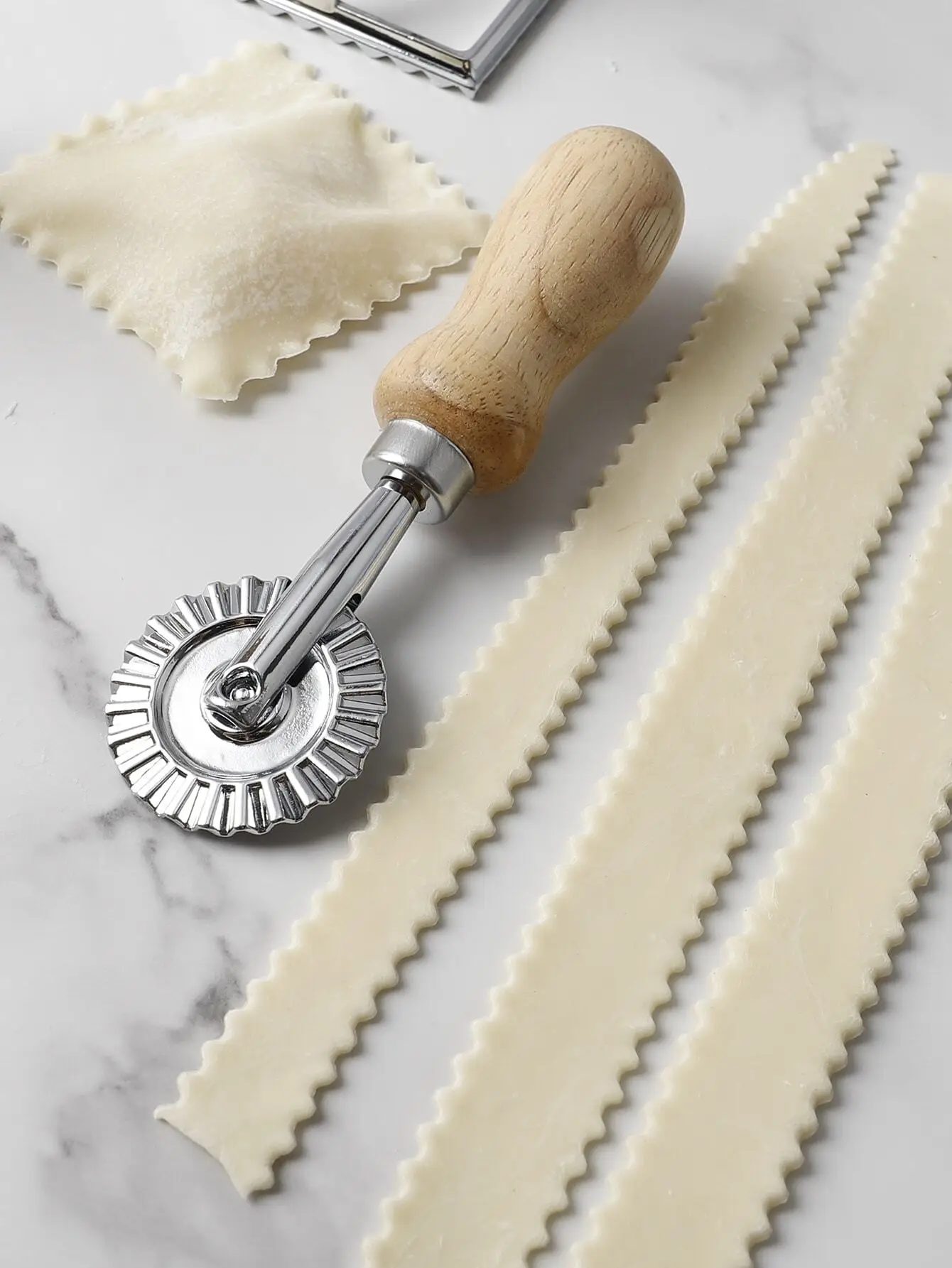 

1pc Wooden Handle Dough Cutter