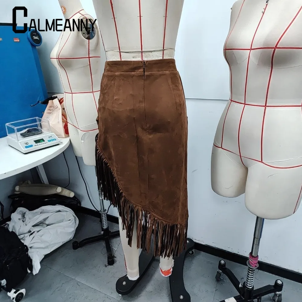 Hurtownia: Damska jesienna sukienka w stylu vintage western, asymetryczna, z frędzlami, z zamszu, o średniej długości - moda codzienna