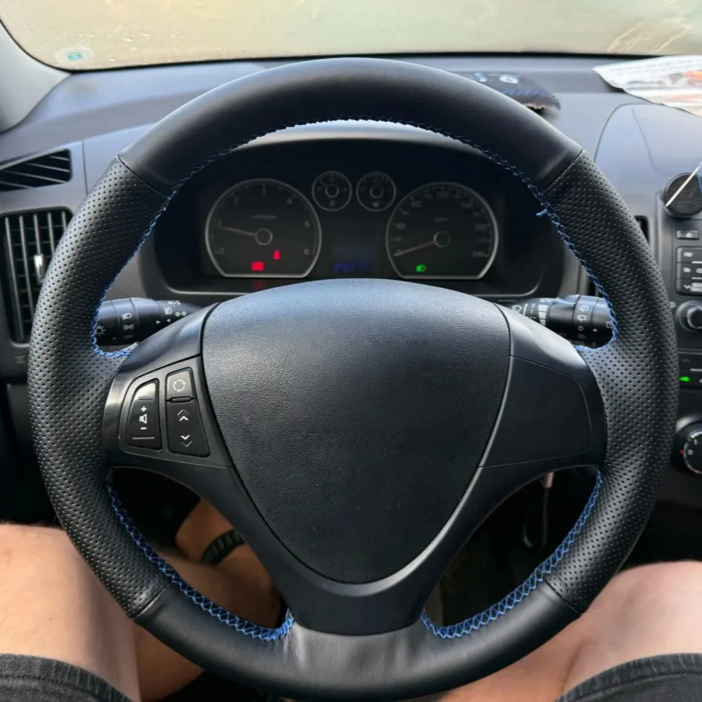 Maßgefertigter Lenkradbezug aus Mikrofaserleder i30 2009-2012 Auto-Innenausstattung Lenkradbezug für Hyundai i30