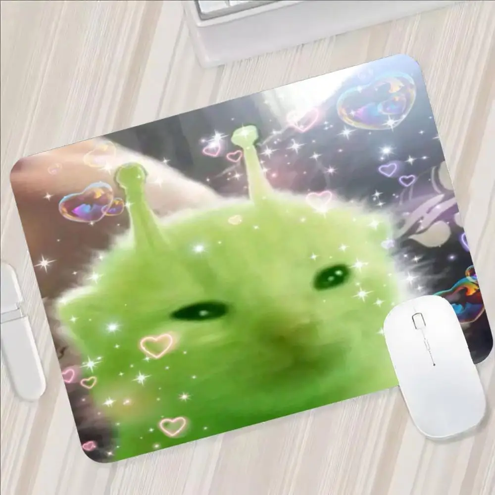 Alien-Katzen-Meme-Mauspad - Ausgefallene Rutschfeste Farbige Kante Tragbare Matte für Laptop, Büro & Gaming Kawaii Katzen-Schreibtischunterlage – Detail 15