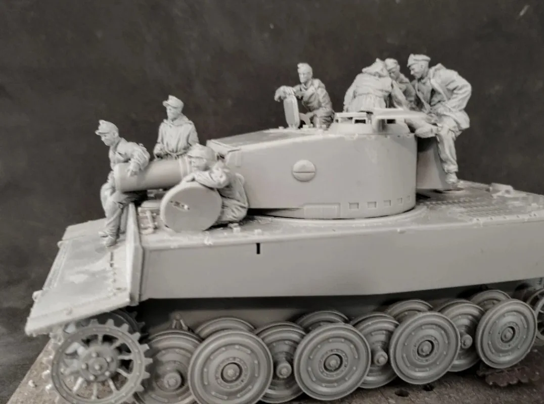1/35 Scale Die-Cast Resin Figure Model Kit, Tank Member 7-Man Military Miniature GK Toy, Unassembled and Unpainted
