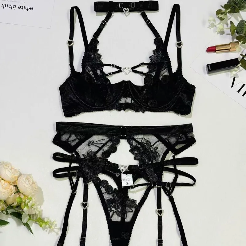 ชุดชั้นในเซ็กซี่แบบผูกคอ แต่งลายปะติด ผ่าข้าง โชว์เนินอก โชว์เอว ดีไซน์รัดรูป ยั่วยวน น่าสนใจ ชุดสำหรับผู้ใหญ่