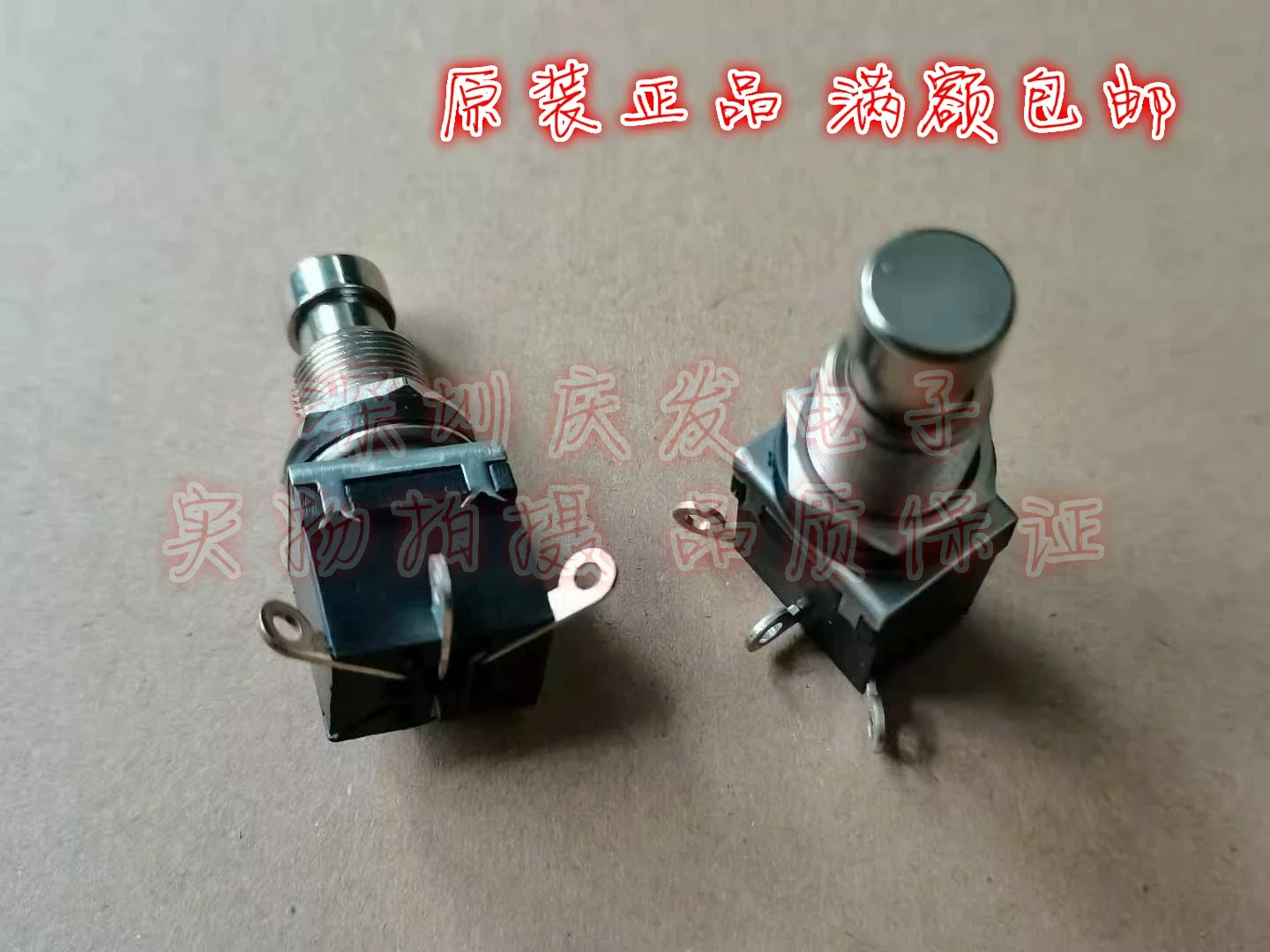 Original new 100% PBS-24-112 guitar effector foot switch SPDT button electric guitar effector unlocking instantaneous reset