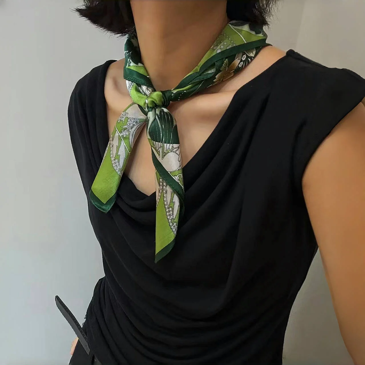 

Olive Green Boys Scarf Classic Four-Leaf Clover Printed 100% Silk 70 Cm Fashionable Square Head Scarf Bandana Neck Wrap Hair Tie