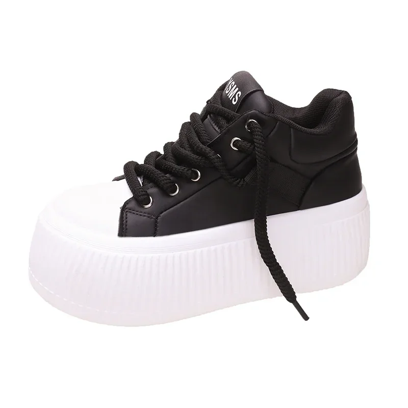 

Женские кожаные массивные кроссовки, новинка 2023, осенняя повседневная обувь на платформе, спортивная обувь для папы на шнуровке, женская черная вулканизированная обувь 6,5 см