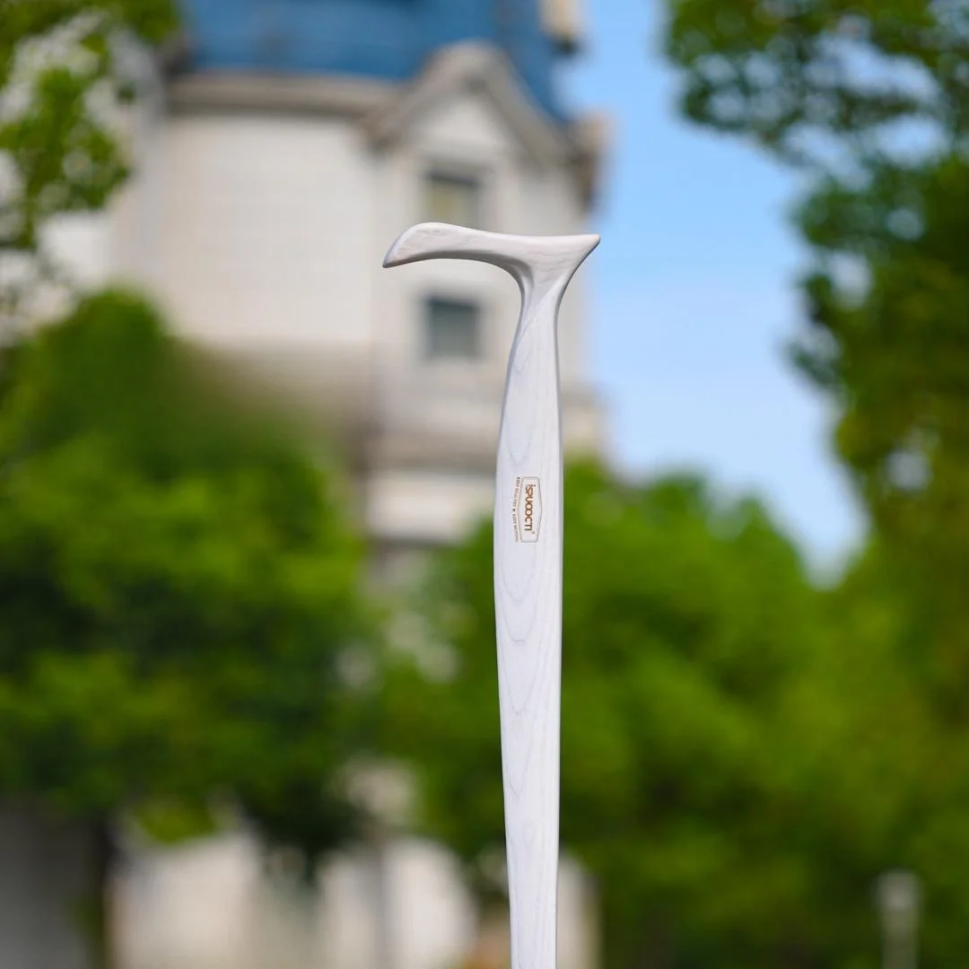 canne-de-marche-europeenne-antiderapante-a-quatre-pieds-en-bois-avec-lumiere-pour-la-randonnee-et-l'escalade-design-simple-embout-en-caoutchouc