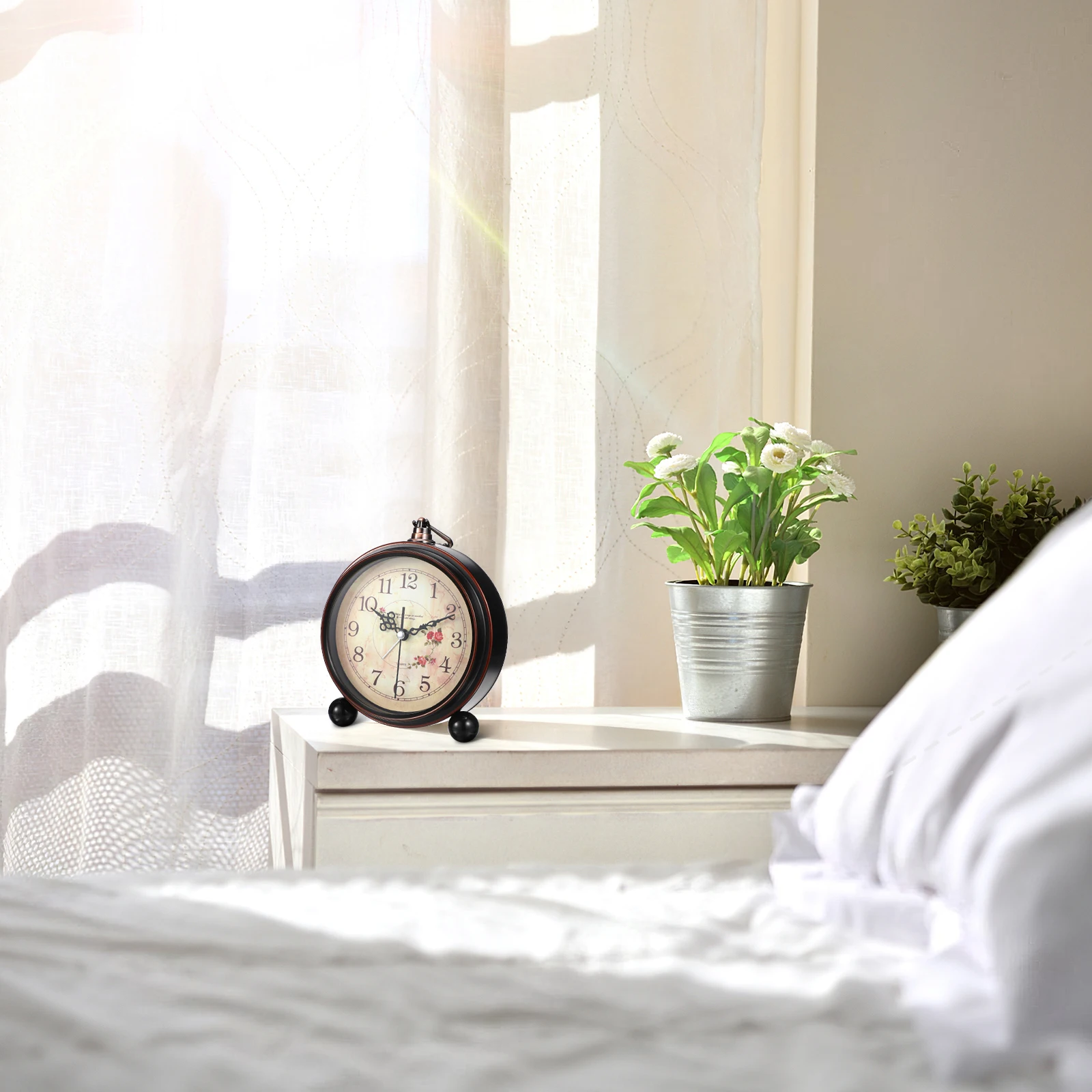 

Quiet Non-Ticking Alarm Clock Vintage Design Classic Metal Case Glass Lens Accurate Quartz Movement Hands for Home