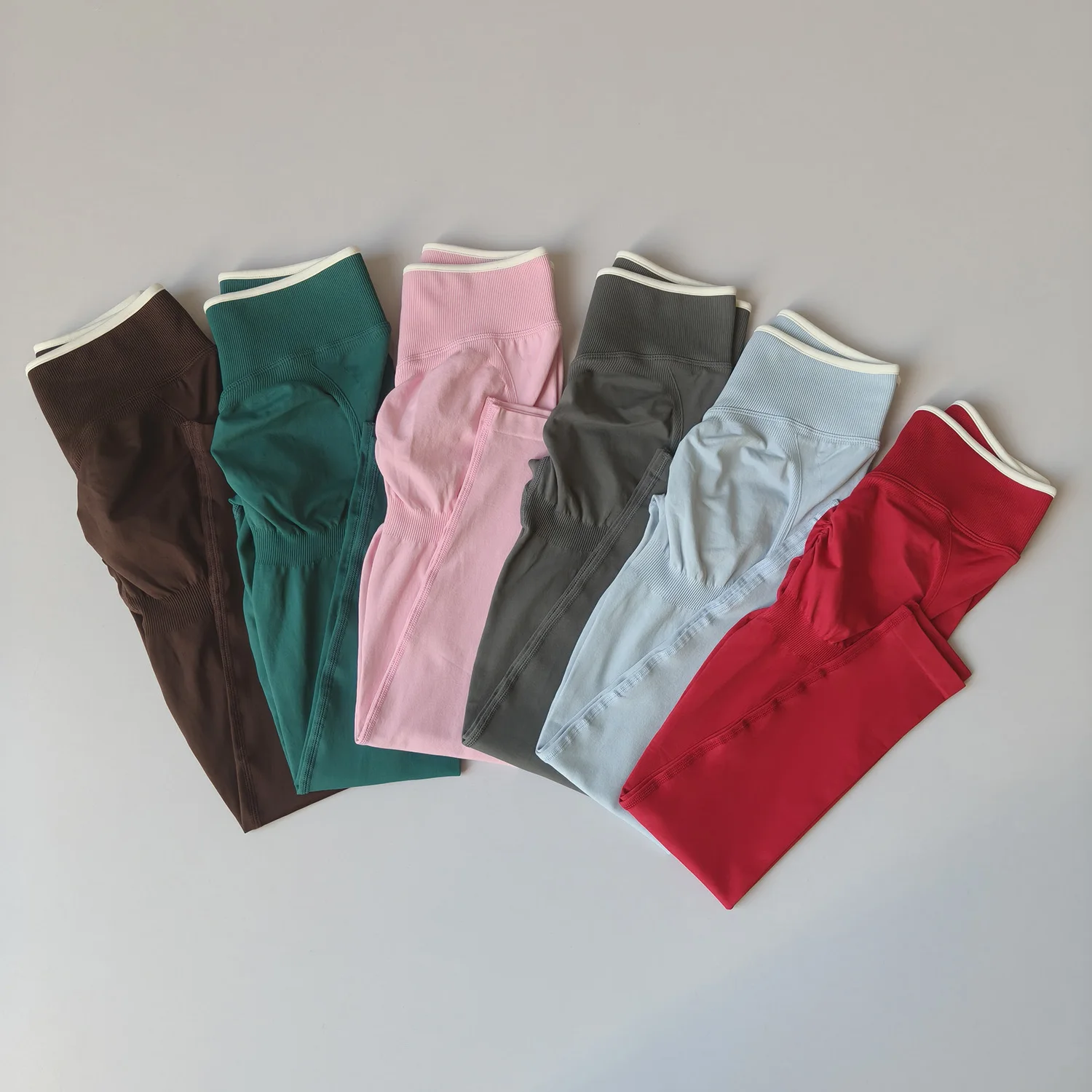 Nahtlose Yoga-Leggings für Damen mit mittlerer Bundhöhe, Push-Up-Effekt, Sport- und Fitnesshose, Laufhose, Hüftlift, hohe Elastizität, Gym-Leggings, Sportleggings – Detail 13