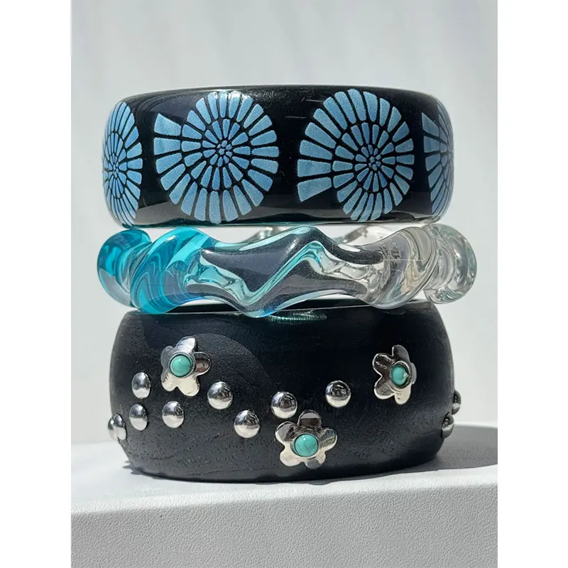 Unregelmäßiges, spiralförmiges, asymmetrisches, blau-weißes, verschwärztes Muschelmuster-Armband mit Metallnieten für Damen, Armreif HUANZHI