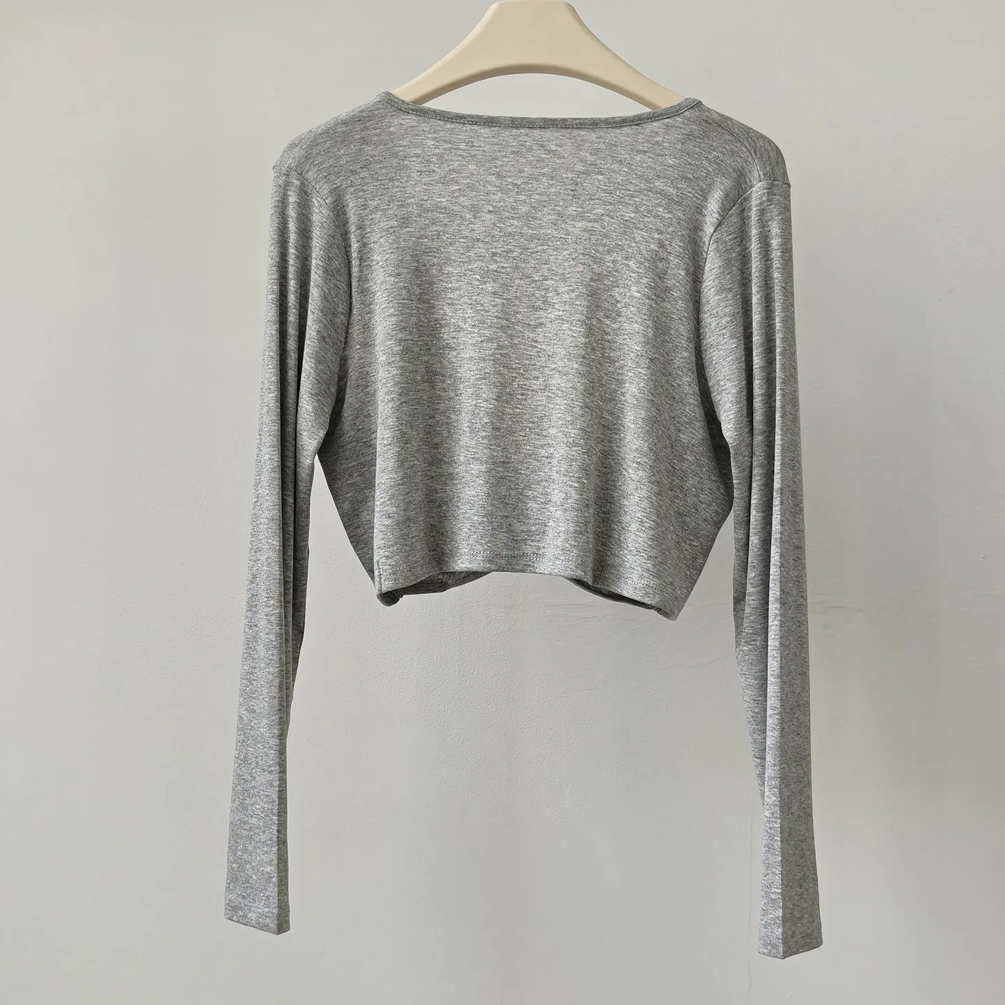 Damen Yoga-Oberteil mit V-Ausschnitt und langen Ärmeln, lockeres, kurzes Sport-Überziehshirt, Pilates-Trainings-Top, T-Shirt, Cross-Fitness-Trainings-Oberbekleidung – Detail 4