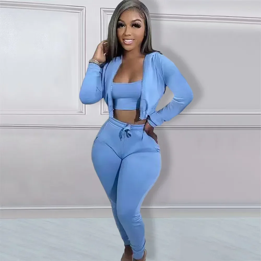 

Женский спортивный костюм-тройка: модный комплект с худи, топом и брюками-джоггерами для активного отдыха