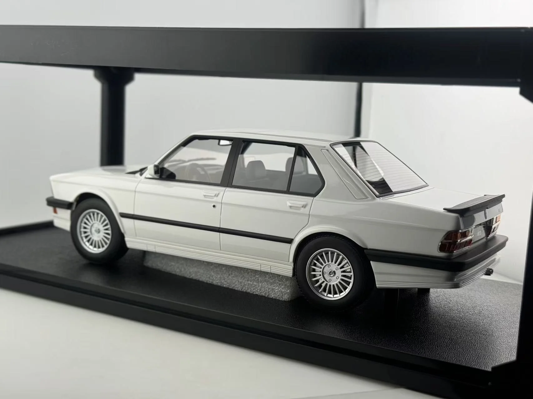 ダイキャスト マキシマ 1/18 スケール BMW M5 レジンカーモデル コレクション玩具 ギフト 記念品 ディスプレイオーナメント
