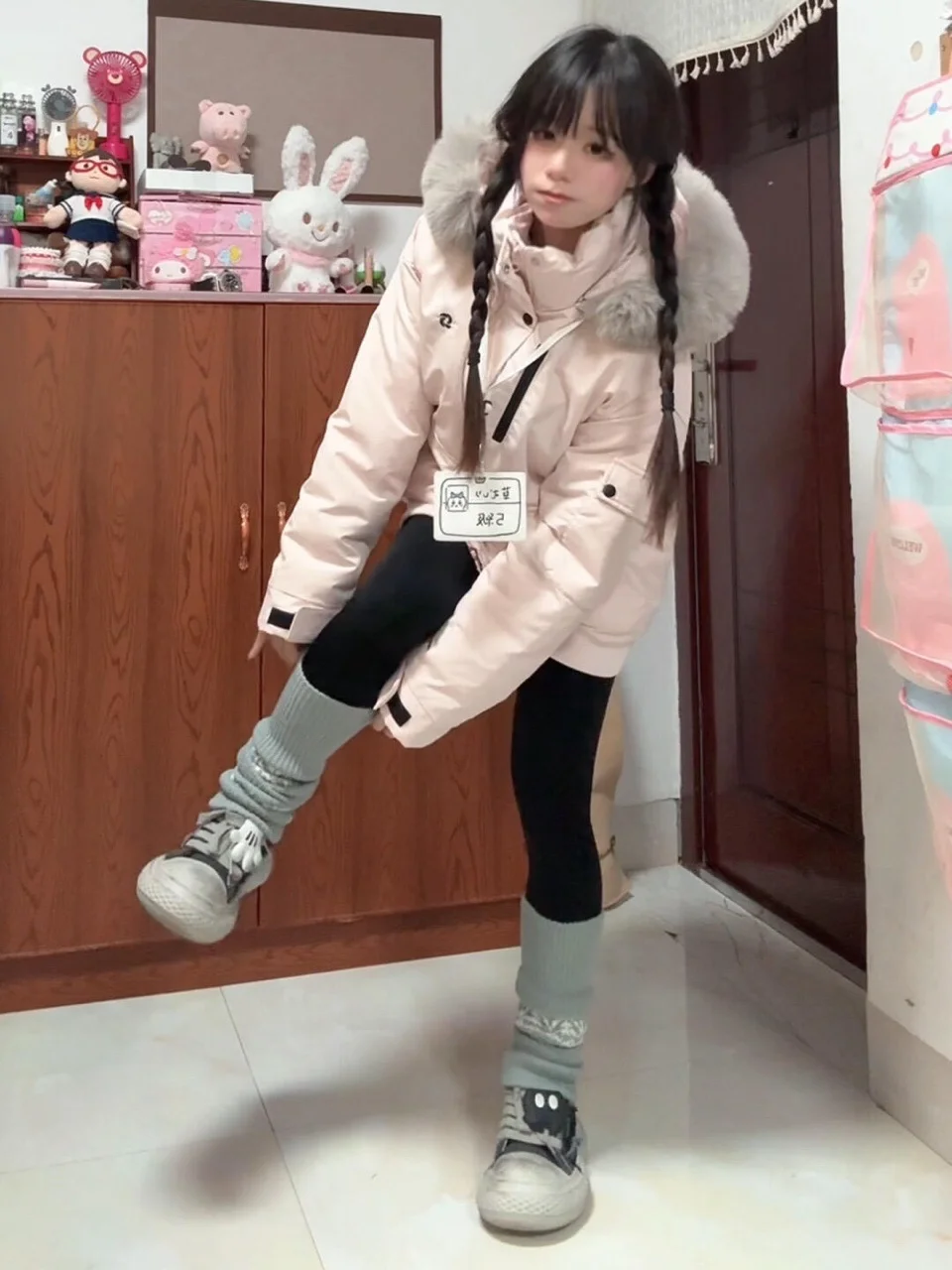 

Корейская женская зимняя парка-куртка Sweet Pink Workwear: утепленное хлопковое пальто с капюшоном, меховым воротником и длинными рукавами