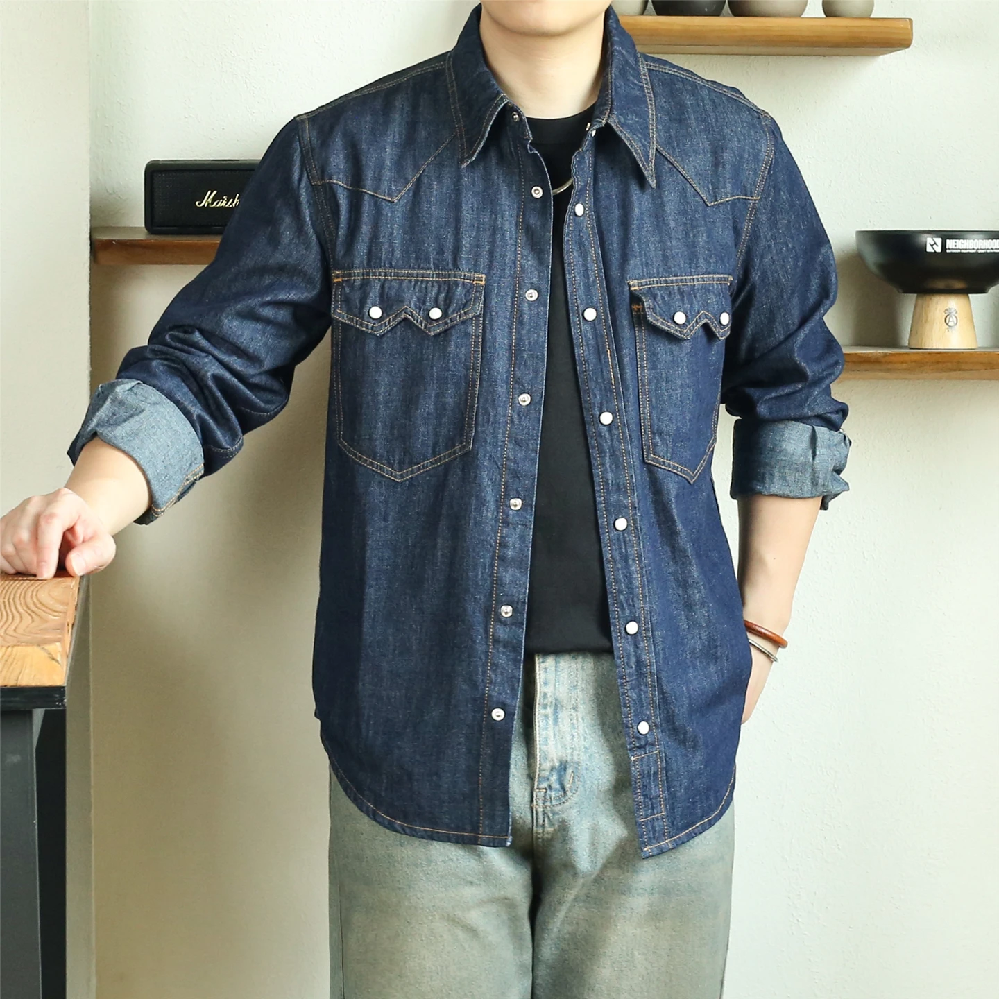 A versatile retro denim long-sleeved shirt for trendy men in spring and autumn, a washable and aged casual shirt for men