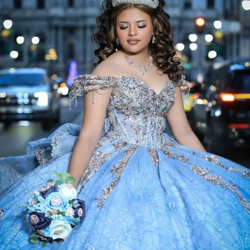 

Синие платья Quinceanera с открытыми плечами, блестящая наклейка с кристаллами, кружевное многослойное платье с длинным хвостом и большим бантом, Vestido De 15, Quinceanera, на заказ