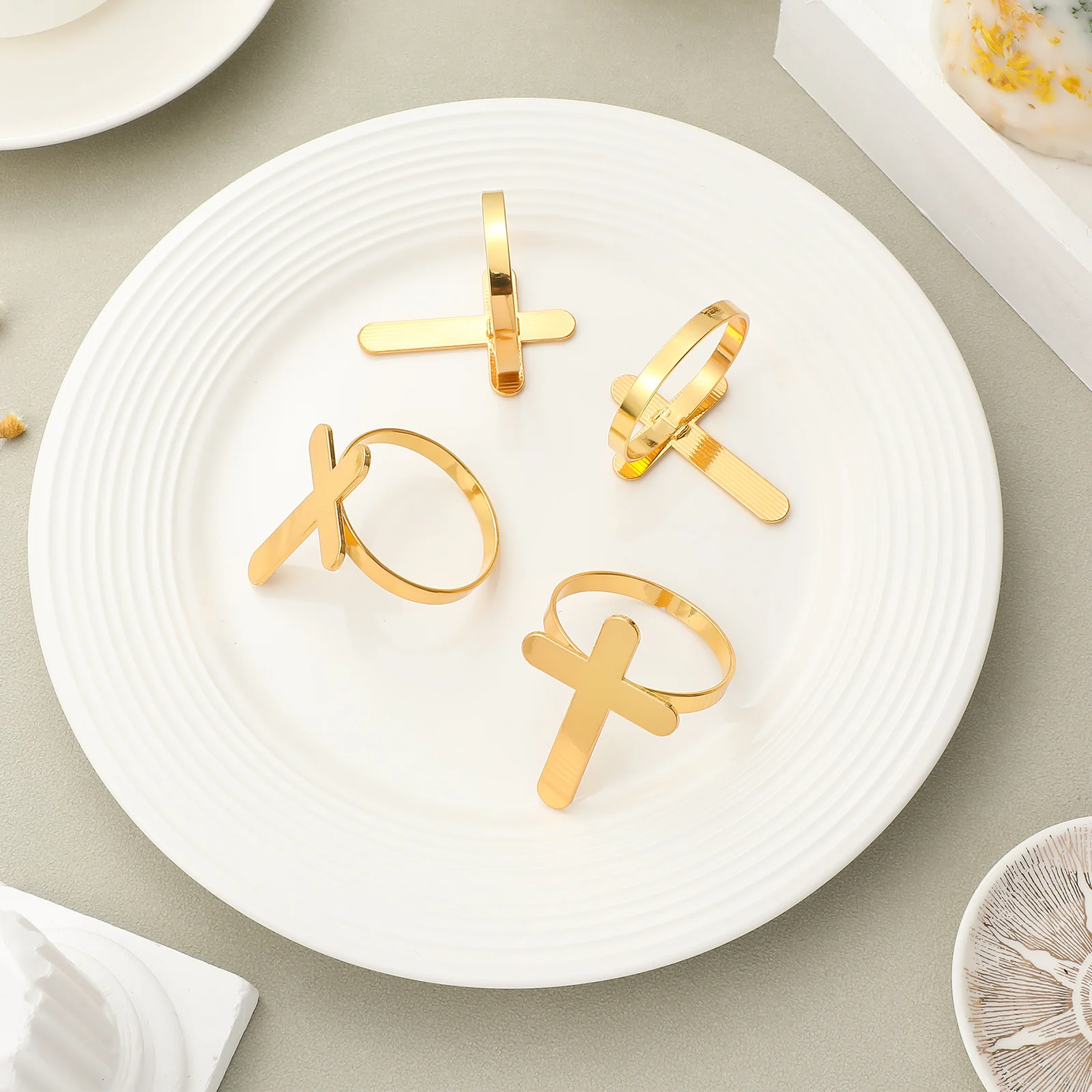 

4Pcs Cross Napkin Rings Artistic Table Decor Secure Holders for Various Occasions Festivals Weddings Hotels Metal Set